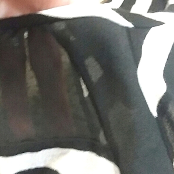 Gibson Stripe Print Short Sleeve Scoop Neck Knit Top Blk and White Strip Med. - Picture 7 of 7